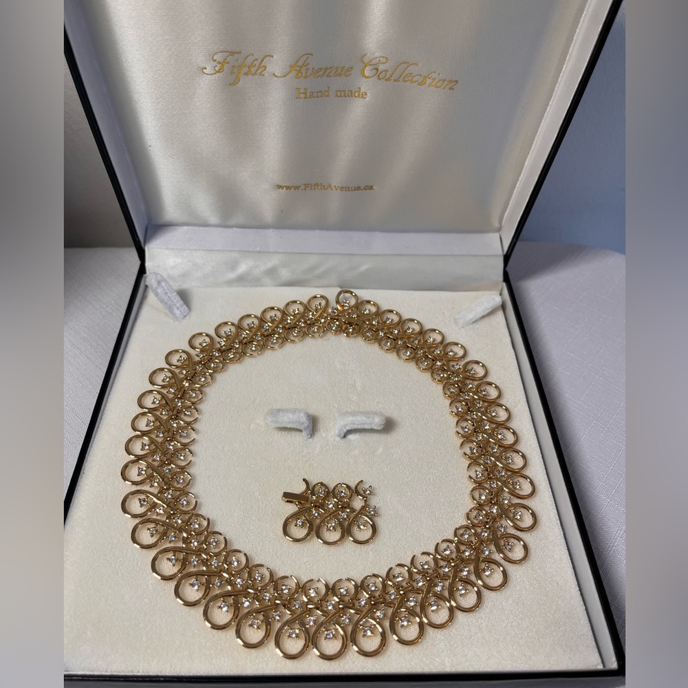 New FIFTH AVENUE Gold & Austrian Crystal Necklace w Extender. Stunning!